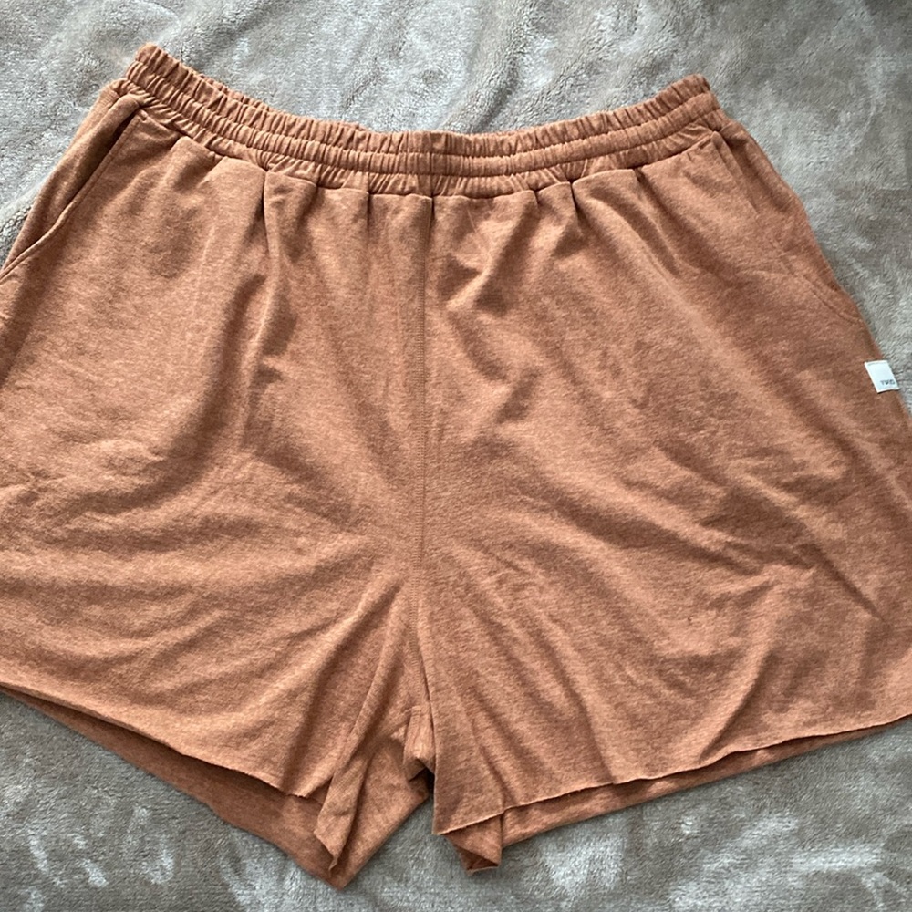 Vuori shorts size large